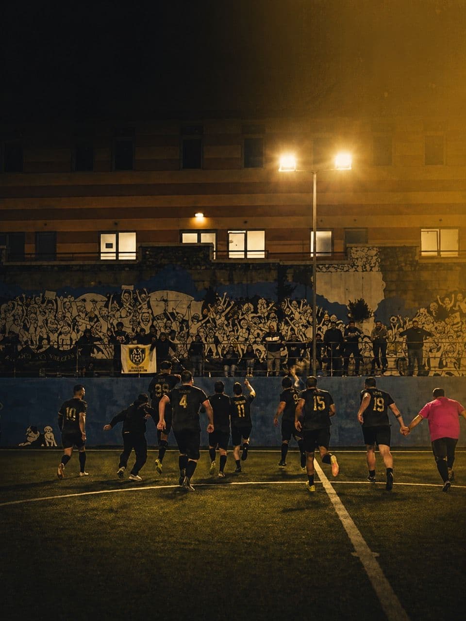 Giocatori dell'Atletico Xeneizes in campo davanti al pubblico